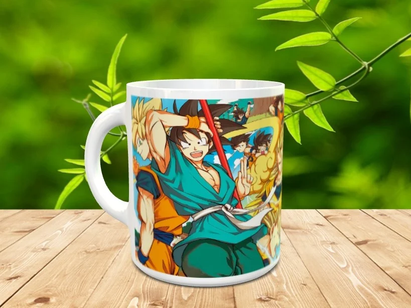 Taza de cerámica blanca con una colorida ilustración de varios personajes de anime sobre una superficie de madera y fondo verde difuminado.