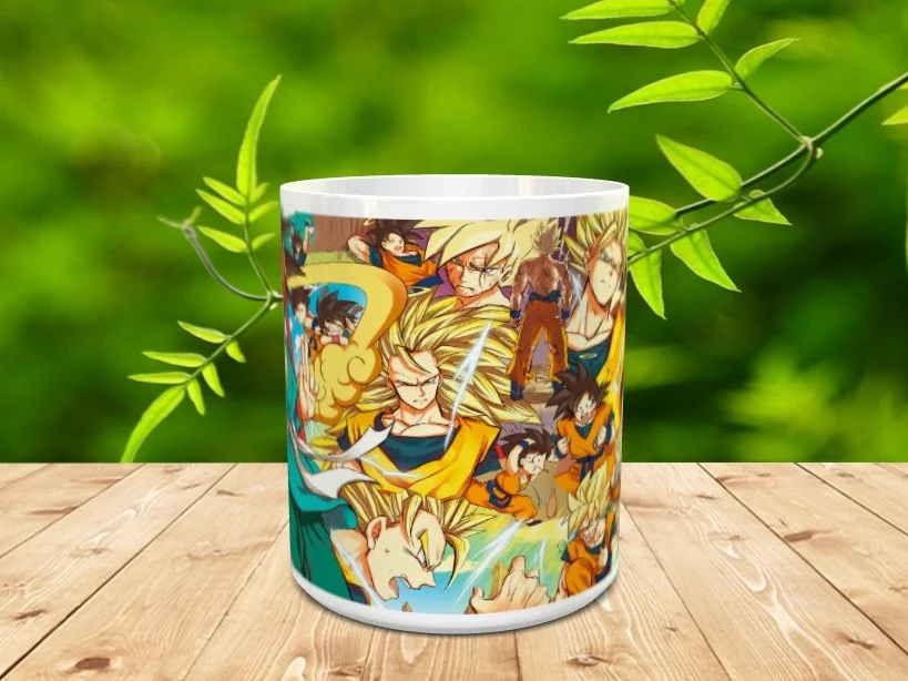 Taza blanca de ceramica personalizada con una ilustracion de personajes anime sobre una mesa de madera