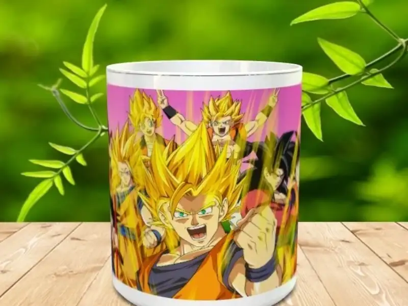 Taza de ceramica blanca decorada con una ilustracion de varios personajes de anime sobre fondo rosado, dispuesta sobre una superficie de madera.