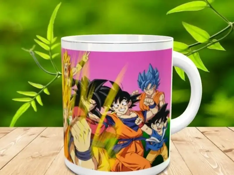 Taza de ceramica blanca decorada con una ilustracion de varios personajes de anime sobre una superficie de madera