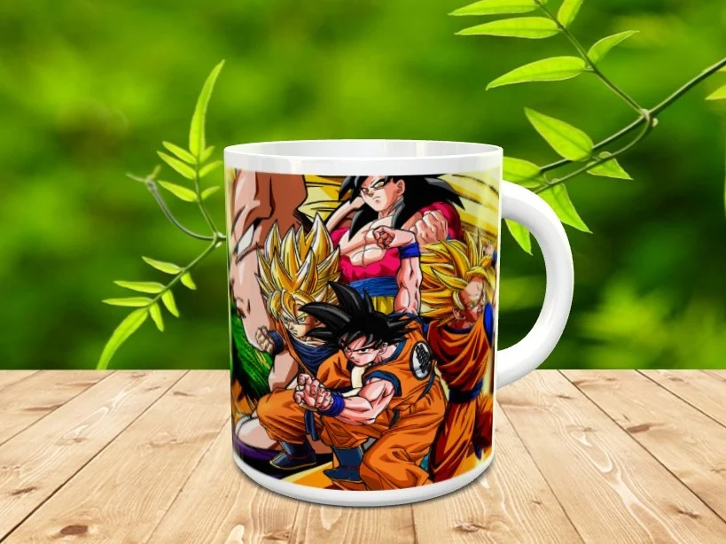 Taza de cerámica blanca con asa, decorada con una ilustración de varios personajes del universo anime. Se apoya sobre una superficie de madera con fondo verde difuminado.