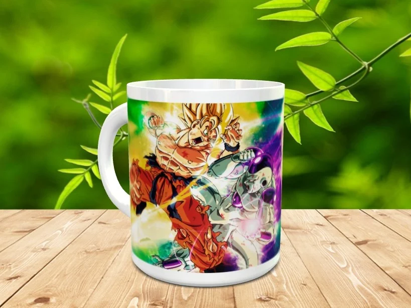 Taza de cerámica blanca con una ilustración de combate entre personajes anime sobre una superficie de madera.