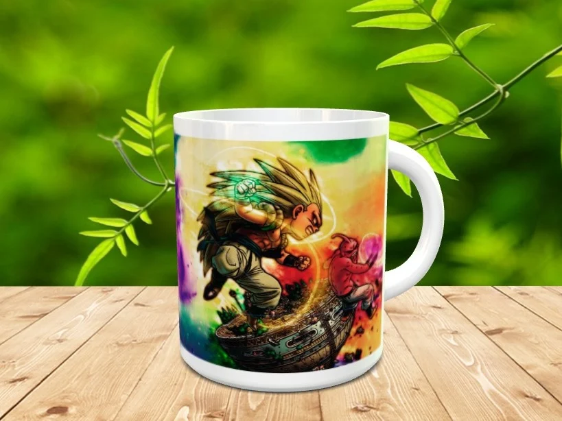 Taza de cerámica blanca con una colorida ilustración de combate anime sobre una mesa de madera y fondo de vegetación.