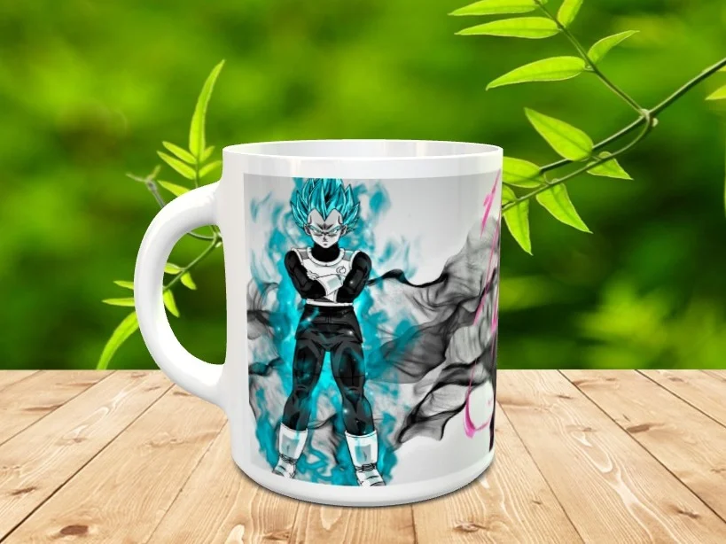 Taza de cerámica blanca decorada con la ilustración de un personaje de anime con cabello azul y aura energética sobre una superficie de madera.