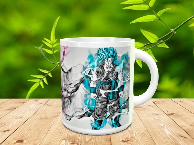 Taza de cerámica blanca decorada con la ilustración de un personaje de anime con cabello azul y aura energética sobre una mesa de madera.