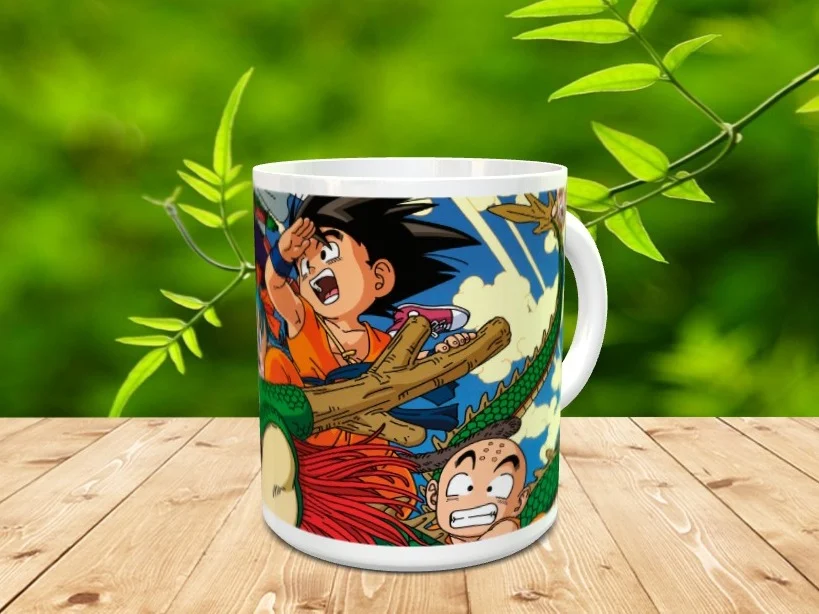 Taza de cerámica blanca decorada con una ilustración infantil de personajes de animación sobre una mesa de madera.