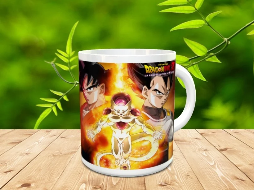 Taza de cerámica blanca decorada con la ilustración de personajes de anime sobre una mesa de madera y fondo natural difuminado.