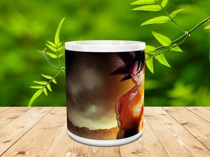 Taza de cerámica blanca con ilustración de un personaje de anime de cabello oscuro sobre fondo oscuro y cálido, apoyada en una mesa de madera.