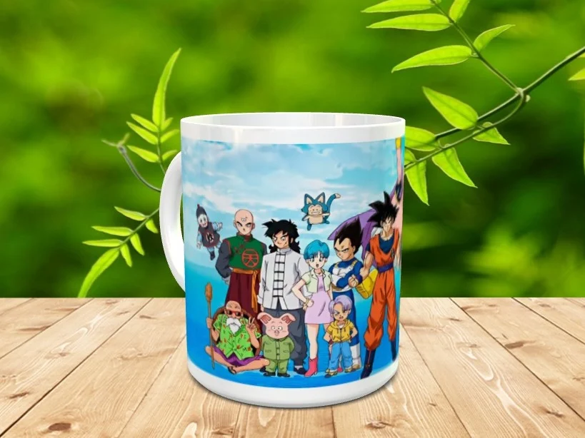 Taza de cerámica blanca con una colorida ilustración de personajes de anime sobre una mesa de madera y fondo natural difuminado.