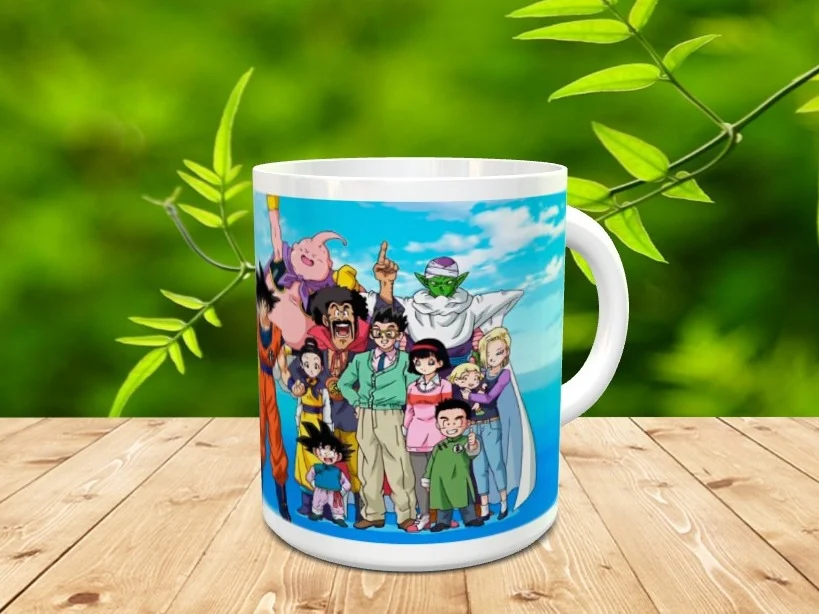 Taza de cerámica blanca con una colorida ilustración de varios personajes del universo anime sobre una mesa de madera y fondo natural difuminado.