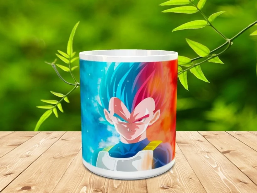 Taza de cerámica blanca decorada con la ilustración de un personaje de anime con el cabello en tonos azules y rojizos, situada sobre una mesa de madera.
