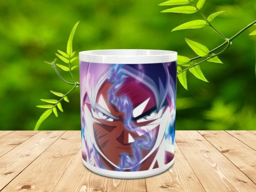 Taza blanca de cerámica decorada con la ilustración de un personaje de animación con el cabello dividido en tonos rojizos y azulados sobre una mesa de madera.