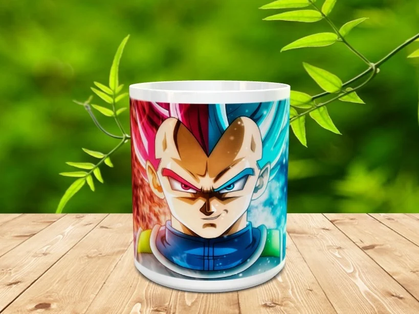 Taza blanca de cerámica decorada con una ilustración de un personaje de anime de cabello bicolor rojo y azul sobre una superficie de madera y fondo natural difuminado.