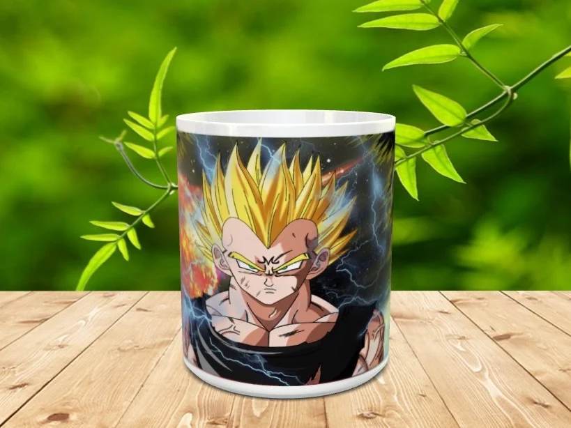 Taza de cerámica blanca con la ilustración de un personaje de anime de cabello rubio sobre una mesa de madera.