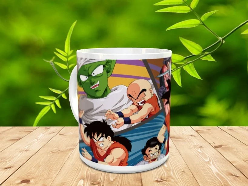 Taza de cerámica blanca decorada con una ilustración de varios personajes del universo anime sobre una superficie de madera y fondo natural.