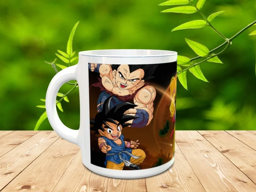 Taza de cerámica blanca con ilustración de personajes de anime sobre superficie de madera.