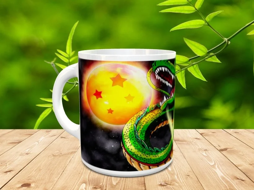 Taza de cerámica blanca con el diseño impreso de un dragón verde y una esfera luminosa con estrellas sobre una superficie de madera.