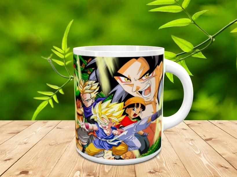 Taza de ceramica blanca personalizada con una ilustracion de personajes de anime sobre fondo natural.