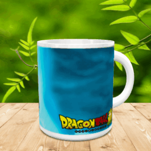 Taza de cerámica blanca con asa, decorada con una ilustración de Son Goku, apoyada sobre una mesa de madera con fondo vegetal.