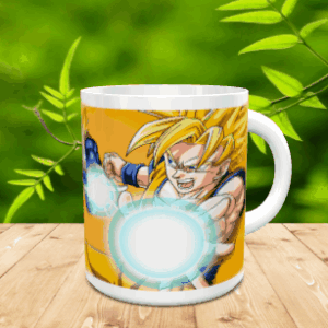 Taza de cerámica blanca con ilustración de Son Goku lanzando un ataque de energía, colocada sobre una mesa de madera con fondo verde.