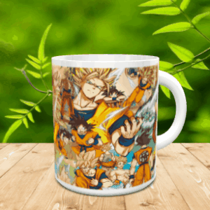 Taza de cerámica blanca con ilustraciones de Son Goku en varias fases, apoyada sobre una superficie de madera con fondo verde difuminado.