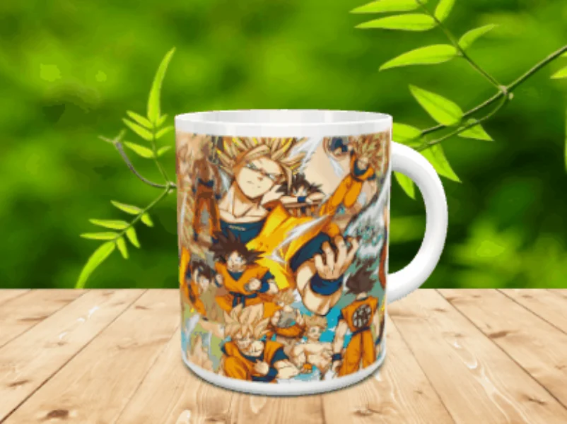 Taza de cerámica blanca con ilustraciones de Son Goku en varias fases, apoyada sobre una superficie de madera con fondo verde difuminado.
