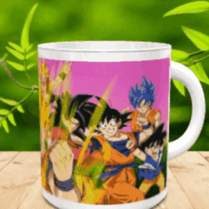 Taza de cerámica blanca con una ilustración colorida de varios personajes de anime sobre fondo rosa, apoyada en una mesa de madera con hojas verdes desenfocadas de fondo. Ref. goku-15x
