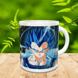 Taza de cerámica blanca decorada con la ilustración de un personaje de anime con cabello azul sobre una superficie de madera y fondo natural.