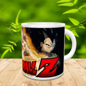 Taza de cerámica blanca con ilustración de personajes de anime y logotipo rojo, apoyada sobre una mesa de madera con fondo vegetal.