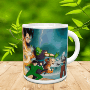 Taza de cerámica blanca decorada con una colorida ilustración de varios personajes de animación, apoyada sobre una superficie de madera.
