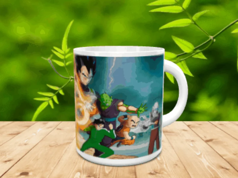 Taza de cerámica blanca decorada con una colorida ilustración de varios personajes de animación, apoyada sobre una superficie de madera.