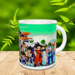 Taza de cerámica blanca decorada con una ilustración de varios personajes del universo anime sobre una mesa de madera.