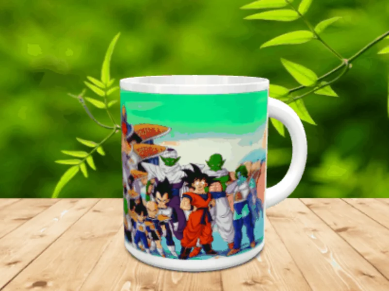 Taza de cerámica blanca decorada con una ilustración de varios personajes del universo anime sobre una mesa de madera.