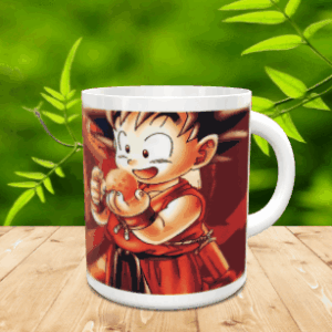 Taza de cerámica blanca con la ilustración de un personaje infantil de anime sosteniendo una esfera sobre una mesa de madera.