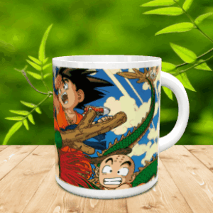 Taza de cerámica blanca decorada con una colorida ilustración de personajes de anime sobre una mesa de madera y fondo natural difuminado.