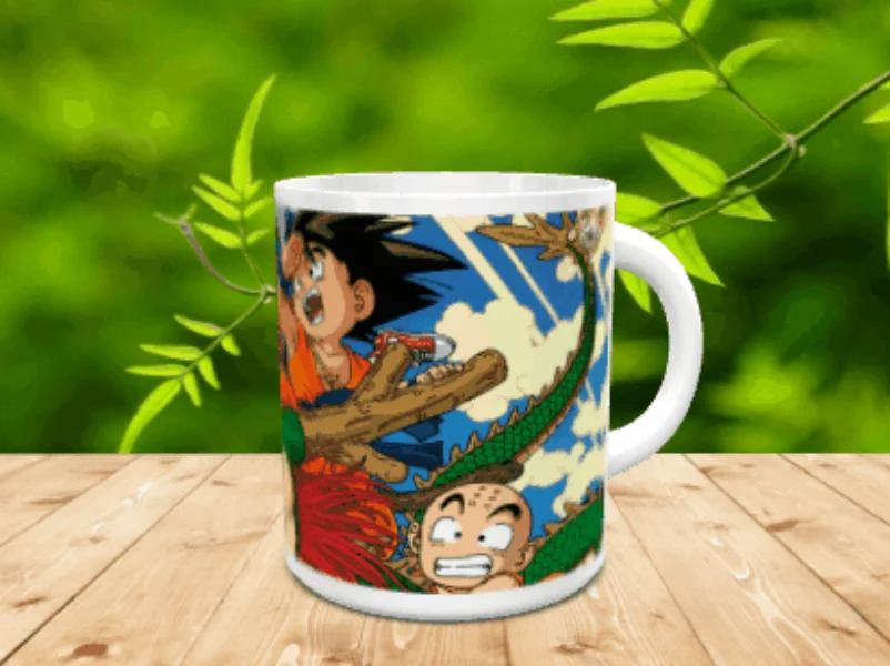 Taza de cerámica blanca decorada con una colorida ilustración de personajes de anime sobre una mesa de madera y fondo natural difuminado.
