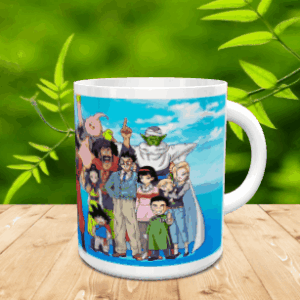 Taza de cerámica blanca con una colorida ilustración de varios personajes de animación sobre una mesa de madera.