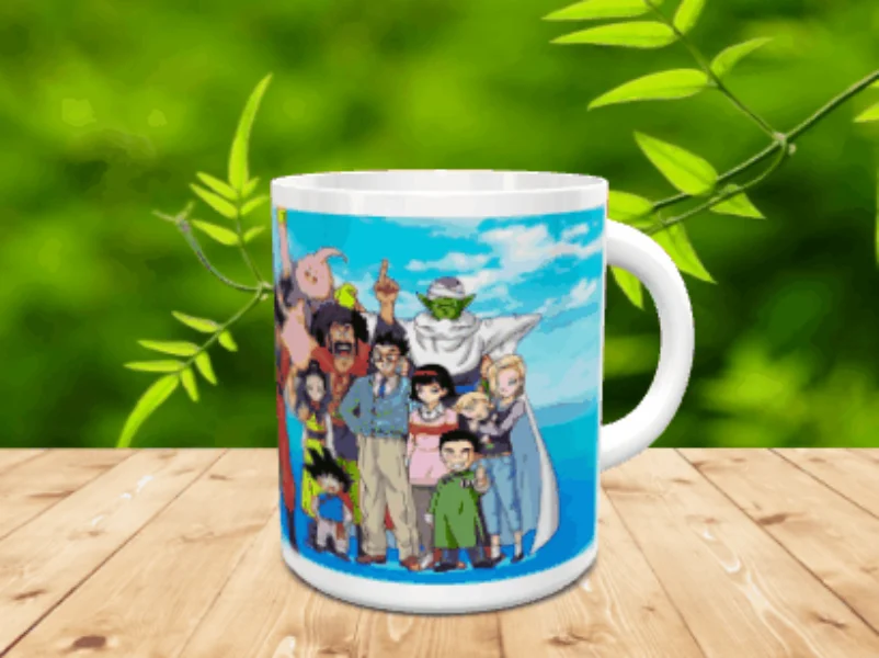 Taza de cerámica blanca con una colorida ilustración de varios personajes de animación sobre una mesa de madera.