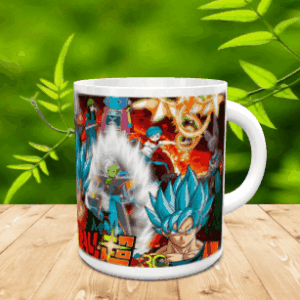 Taza de cerámica blanca decorada con una colorida ilustración de personajes de anime sobre una mesa de madera y fondo natural difuminado.