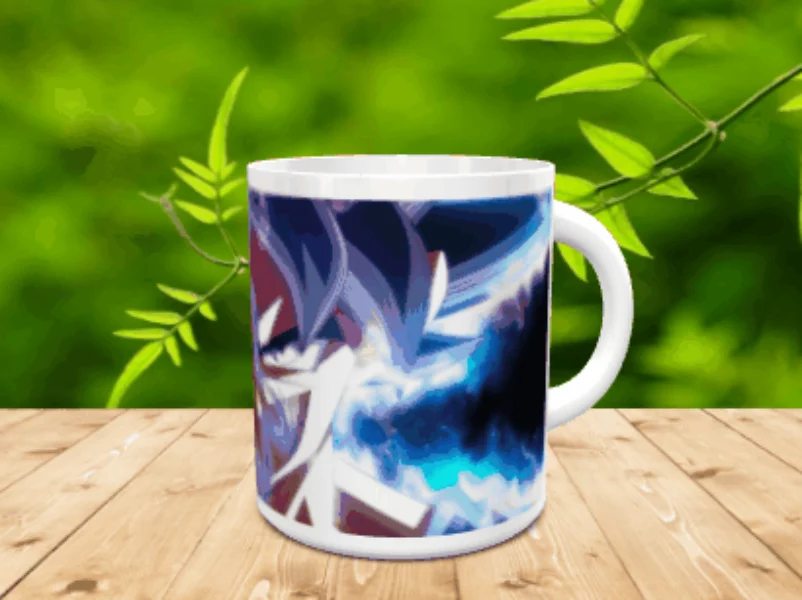 Taza de ceramica blanca decorada con la ilustracion de un personaje de anime con el cabello en tonos azules, apoyada sobre una mesa de madera con fondo natural.