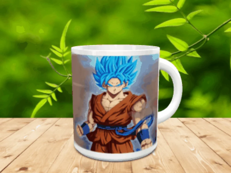 Taza blanca de cerámica decorada con la imagen de un personaje de animación con el cabello azul sobre una mesa de madera.