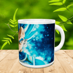 Taza blanca de cerámica decorada con la ilustración de un personaje de animación en tonos azules, situada sobre una mesa de madera.