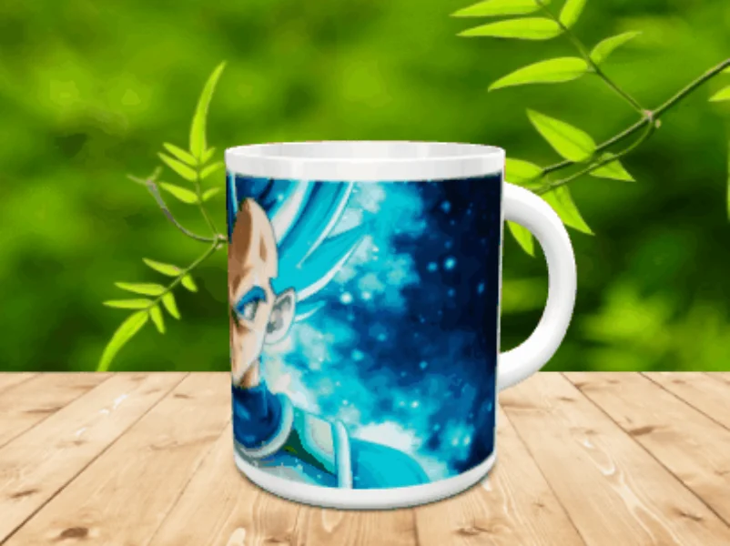Taza blanca de cerámica decorada con la ilustración de un personaje de animación en tonos azules, situada sobre una mesa de madera.