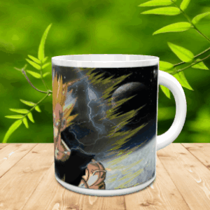 Taza de cerámica blanca con diseño de personaje de anime sobre superficie de madera y fondo natural difuminado.