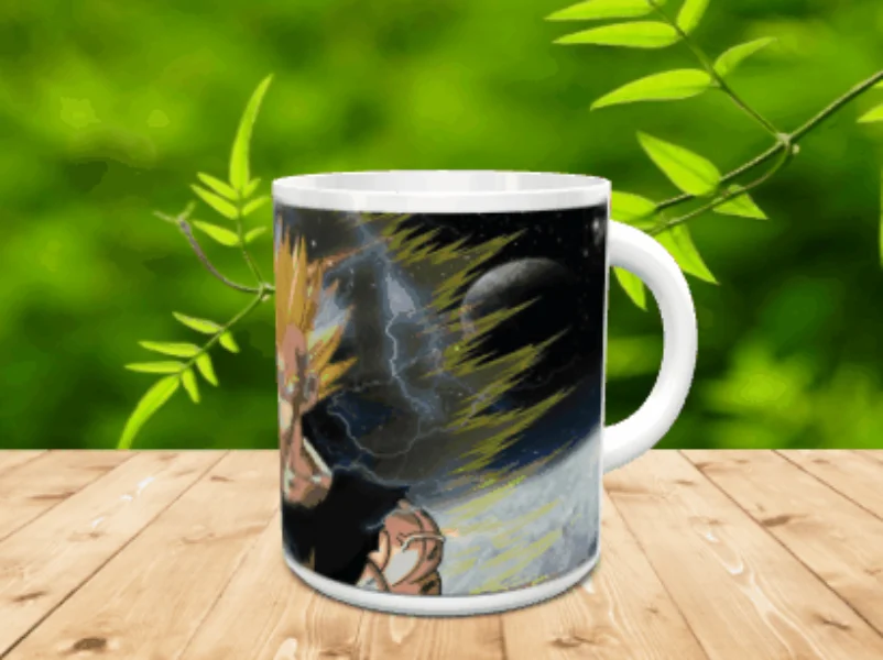 Taza de cerámica blanca con diseño de personaje de anime sobre superficie de madera y fondo natural difuminado.
