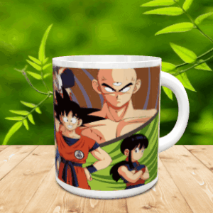 Taza de cerámica blanca con ilustraciones de personajes de anime colocada sobre una superficie de madera y un fondo verde difuminado.