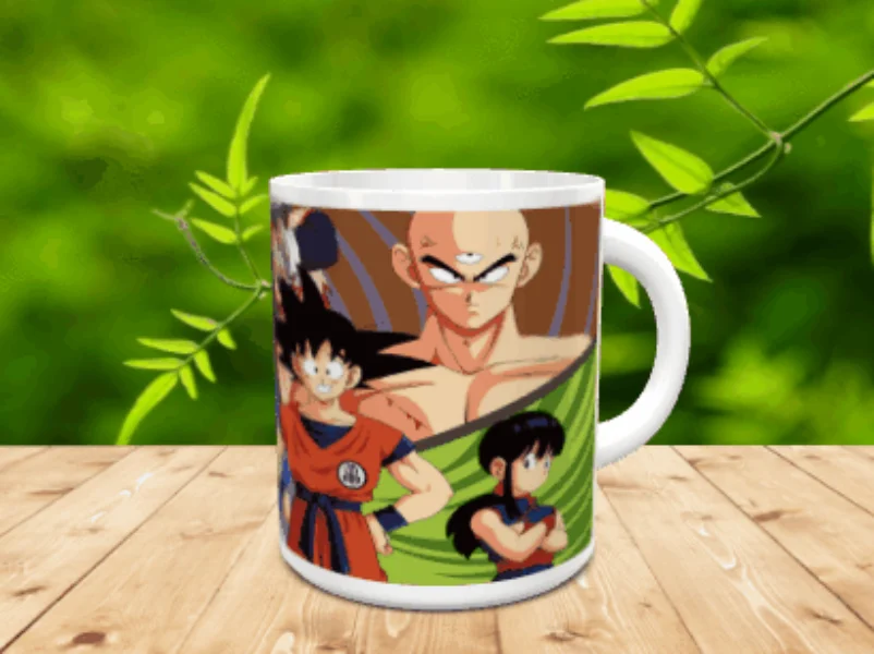 Taza de cerámica blanca con ilustraciones de personajes de anime colocada sobre una superficie de madera y un fondo verde difuminado.