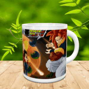 Taza blanca de cerámica personalizada con ilustración de personaje de anime y el logotipo Dragon Ball GT, apoyada sobre una mesa de madera con fondo verde difuminado.