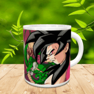 Taza de cerámica blanca con ilustración de personaje de anime y dragón, apoyada sobre una mesa de madera con fondo verde.