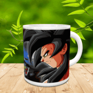 Taza de cerámica blanca con la ilustración de Son Goku en su transformación de anime, apoyada sobre una superficie de madera con fondo vegetal.